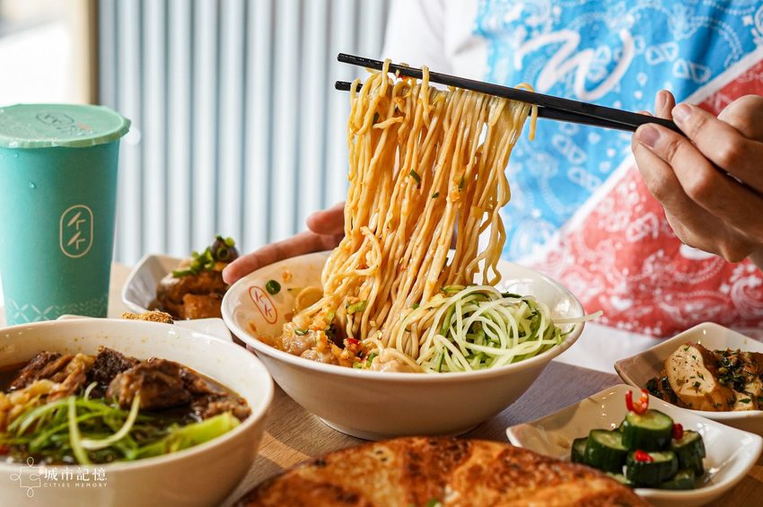 墨竹亭 燃麵本家,文青感十足的超夠味麵食館,台中限定的煎餃絕對必點 | 城市記憶