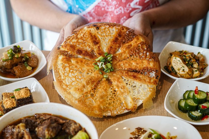 墨竹亭 燃麵本家,文青感十足的超夠味麵食館,台中限定的煎餃絕對必點 | 城市記憶