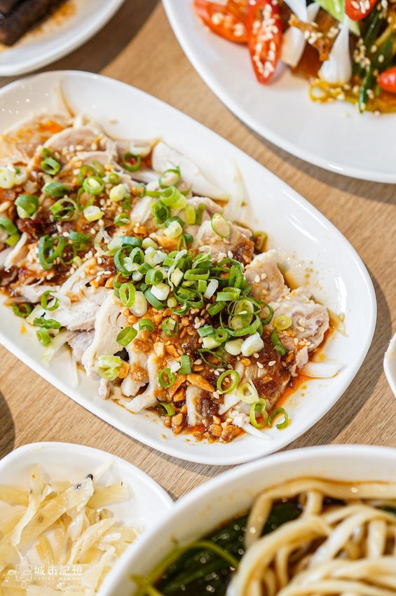 墨竹亭 燃麵本家,文青感十足的超夠味麵食館,台中限定的煎餃絕對必點 | 城市記憶