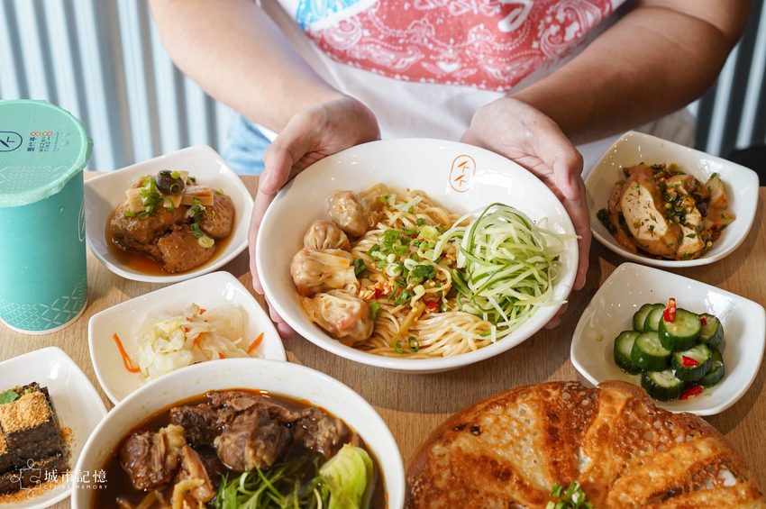 墨竹亭 燃麵本家,文青感十足的超夠味麵食館,台中限定的煎餃絕對必點 | 城市記憶