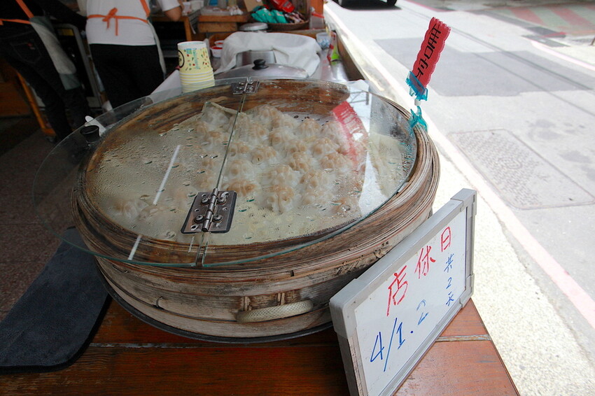 台南市北區吃。台南市｜北區。「林家-碗開富粿」飄香30年隱身巷弄傳統小吃，據說店家肉圓開店不久就銷售一空「林家-碗