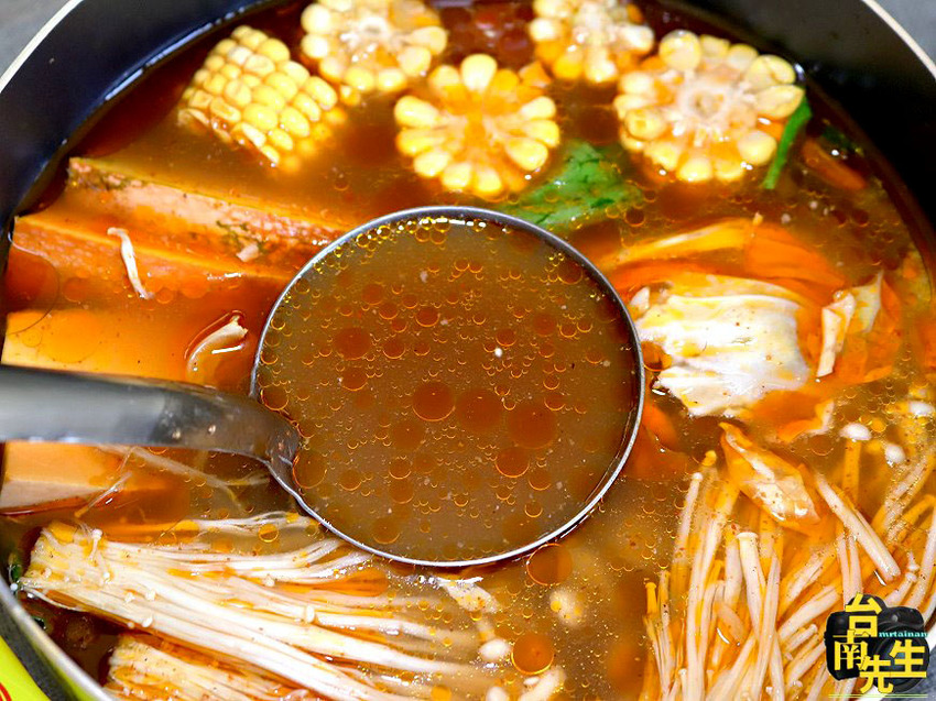 台南火鍋外帶／超值外帶套餐居然只要4.5折／嚴選紐澳進口高檔肉品／用料實在CP值高／每日限量新鮮供應／百貨公司一樓門口自取免上樓