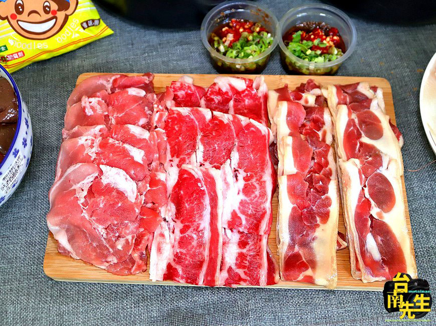 台南火鍋外帶／超值外帶套餐居然只要4.5折／嚴選紐澳進口高檔肉品／用料實在CP值高／每日限量新鮮供應／百貨公司一樓門口自取免上樓