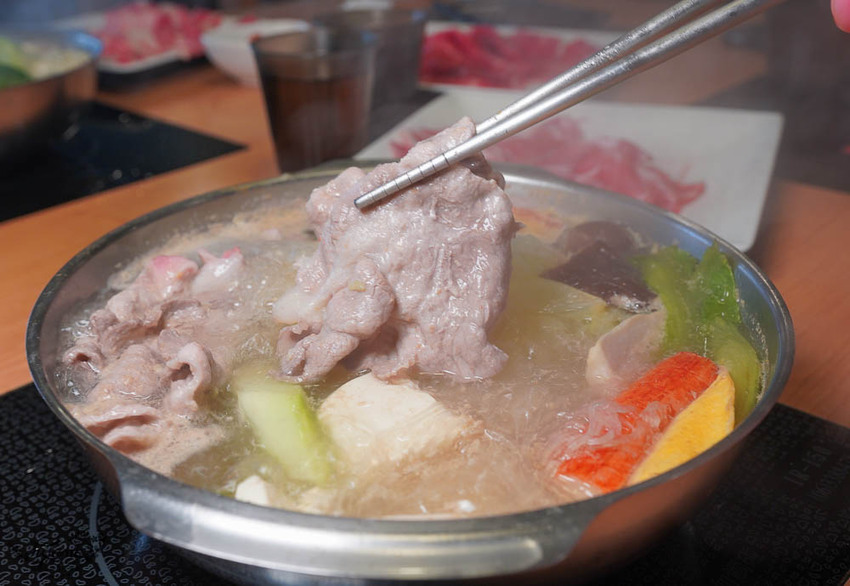 台南東區火鍋》錢源日式涮涮鍋崇道店，平價環境優，用料實在的台南老字號涮涮鍋，參加活動肉盤加量50% @緹雅瑪 美食旅遊趣