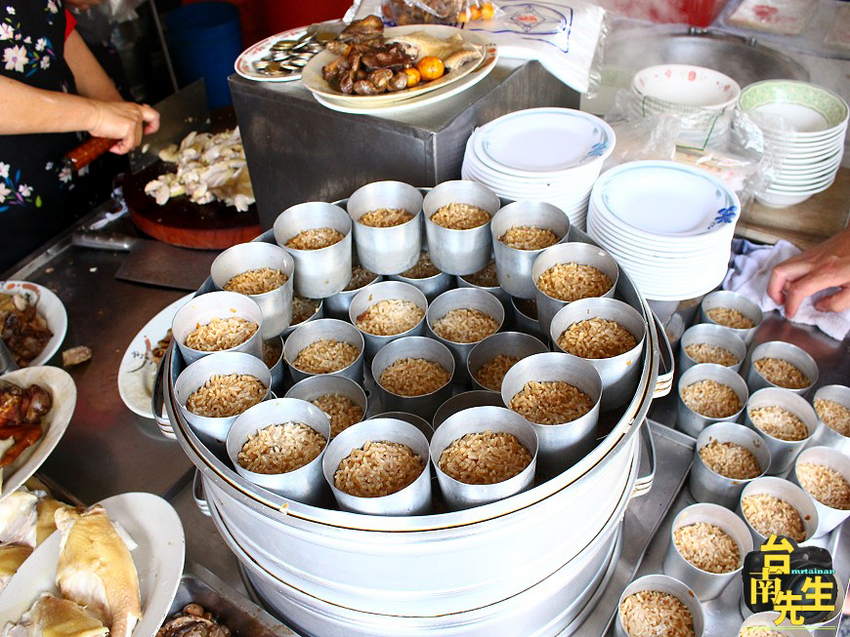 台南雞肉羹／傳承三代50多年老店／每日限量晚來吃不到／限時供應只賣中午3.5小時／當天現宰溫體雞肉／在地人從小吃到大