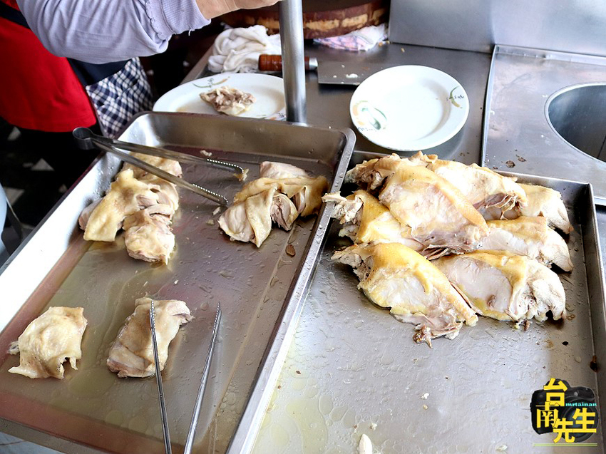台南雞肉羹／傳承三代50多年老店／每日限量晚來吃不到／限時供應只賣中午3.5小時／當天現宰溫體雞肉／在地人從小吃到大