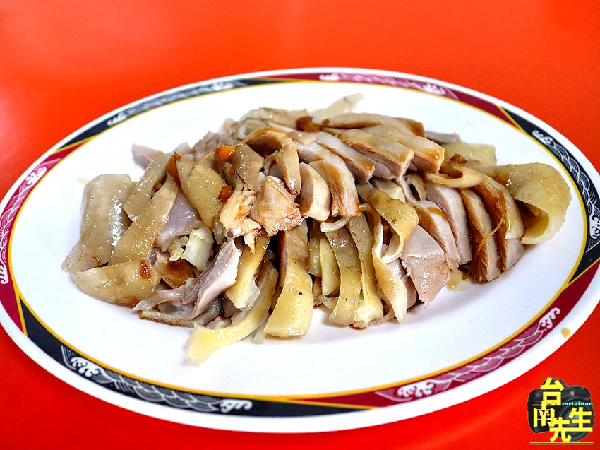 台南雞肉羹／傳承三代50多年老店／每日限量晚來吃不到／限時供應只賣中午3.5小時／當天現宰溫體雞肉／在地人從小吃到大