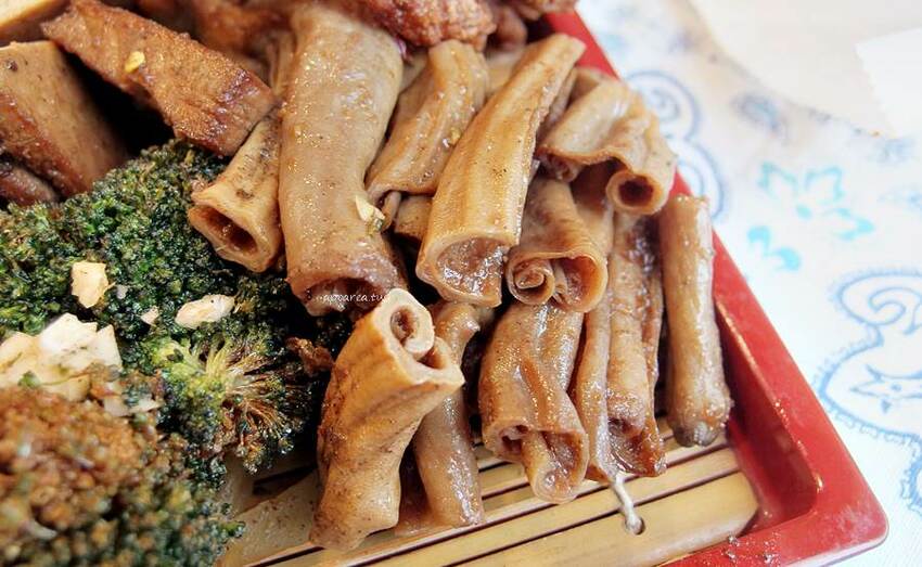 健美先生激炸滷味。先滷後炸人氣美食小吃，食尚玩家熱門推薦，必點冠軍大腸頭，一中商圈中友百貨 - 蘋果話日常