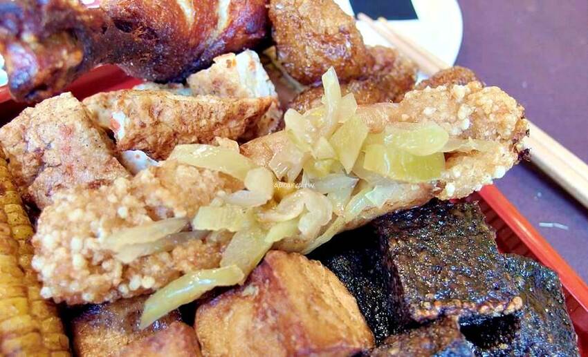 健美先生激炸滷味。先滷後炸人氣美食小吃，食尚玩家熱門推薦，必點冠軍大腸頭，一中商圈中友百貨 - 蘋果話日常