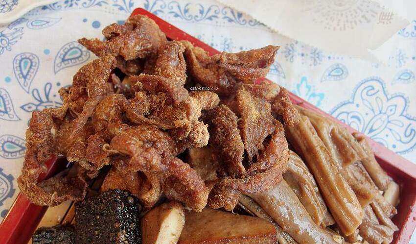 健美先生激炸滷味。先滷後炸人氣美食小吃，食尚玩家熱門推薦，必點冠軍大腸頭，一中商圈中友百貨 - 蘋果話日常