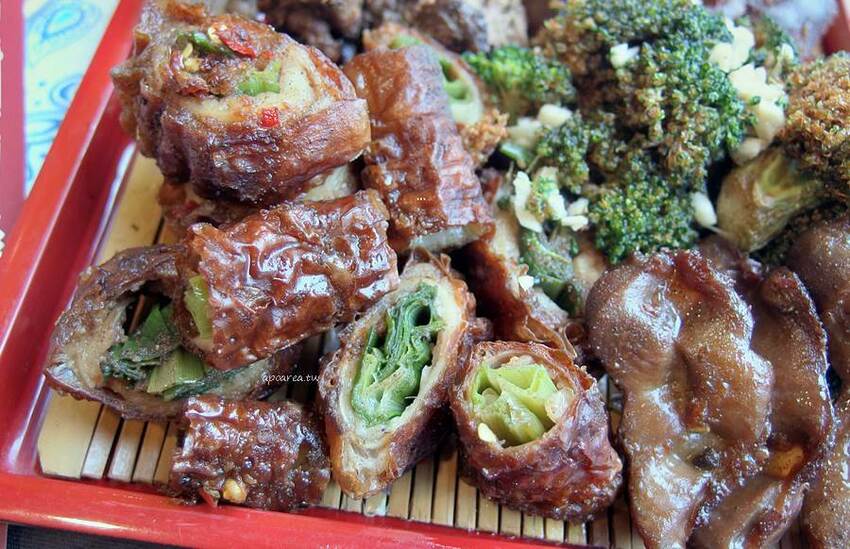 健美先生激炸滷味。先滷後炸人氣美食小吃，食尚玩家熱門推薦，必點冠軍大腸頭，一中商圈中友百貨 - 蘋果話日常