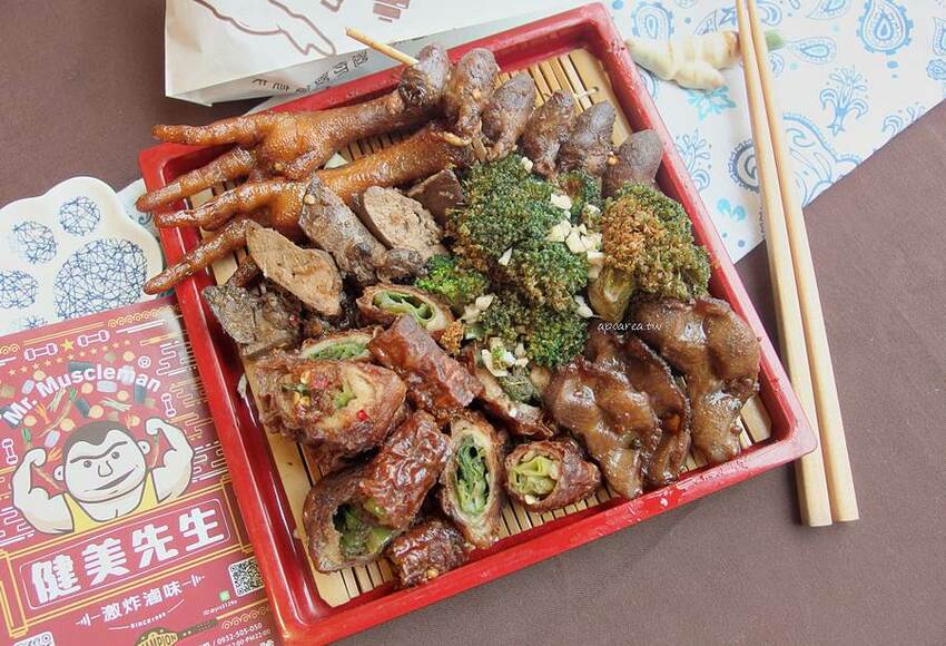 健美先生激炸滷味。先滷後炸人氣美食小吃，食尚玩家熱門推薦，必點冠軍大腸頭，一中商圈中友百貨 - 蘋果話日常