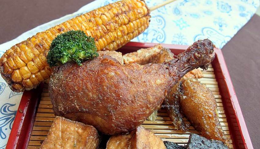 健美先生激炸滷味。先滷後炸人氣美食小吃，食尚玩家熱門推薦，必點冠軍大腸頭，一中商圈中友百貨 - 蘋果話日常