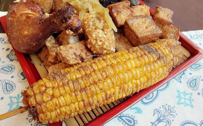 健美先生激炸滷味。先滷後炸人氣美食小吃，食尚玩家熱門推薦，必點冠軍大腸頭，一中商圈中友百貨 - 蘋果話日常