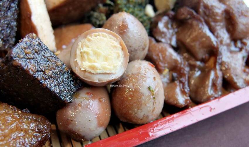 健美先生激炸滷味。先滷後炸人氣美食小吃，食尚玩家熱門推薦，必點冠軍大腸頭，一中商圈中友百貨 - 蘋果話日常