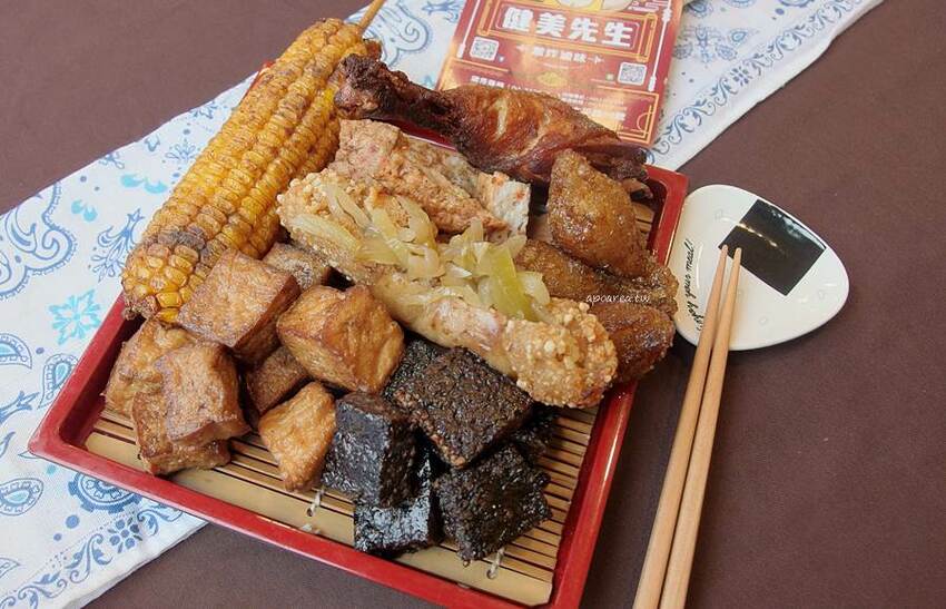 健美先生激炸滷味。先滷後炸人氣美食小吃，食尚玩家熱門推薦，必點冠軍大腸頭，一中商圈中友百貨 - 蘋果話日常