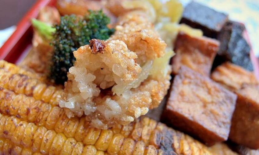 健美先生激炸滷味。先滷後炸人氣美食小吃，食尚玩家熱門推薦，必點冠軍大腸頭，一中商圈中友百貨 - 蘋果話日常