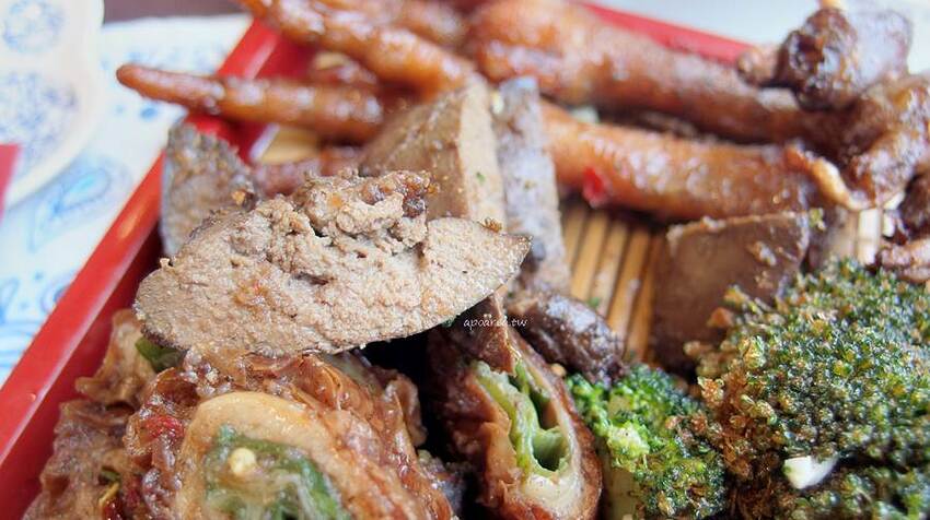 健美先生激炸滷味。先滷後炸人氣美食小吃，食尚玩家熱門推薦，必點冠軍大腸頭，一中商圈中友百貨 - 蘋果話日常