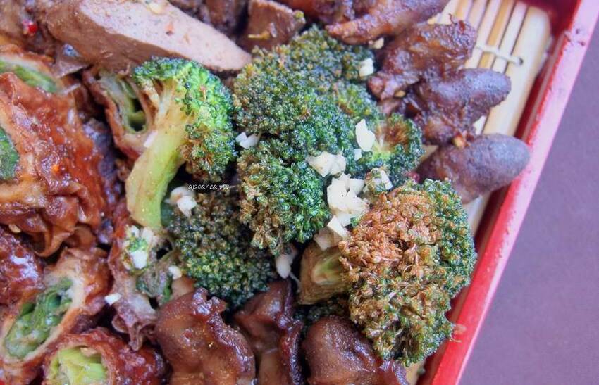 健美先生激炸滷味。先滷後炸人氣美食小吃，食尚玩家熱門推薦，必點冠軍大腸頭，一中商圈中友百貨 - 蘋果話日常