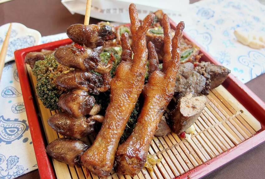 健美先生激炸滷味。先滷後炸人氣美食小吃，食尚玩家熱門推薦，必點冠軍大腸頭，一中商圈中友百貨 - 蘋果話日常