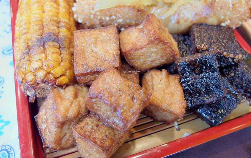 健美先生激炸滷味。先滷後炸人氣美食小吃，食尚玩家熱門推薦，必點冠軍大腸頭，一中商圈中友百貨 - 蘋果話日常