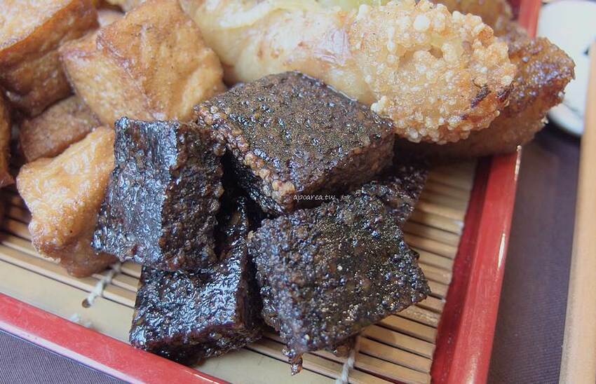 健美先生激炸滷味。先滷後炸人氣美食小吃，食尚玩家熱門推薦，必點冠軍大腸頭，一中商圈中友百貨 - 蘋果話日常