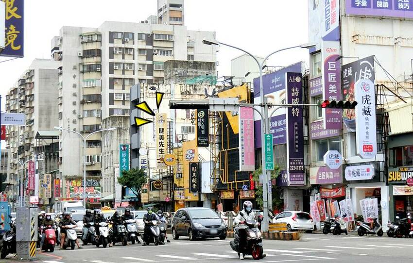 健美先生激炸滷味。先滷後炸人氣美食小吃，食尚玩家熱門推薦，必點冠軍大腸頭，一中商圈中友百貨 - 蘋果話日常