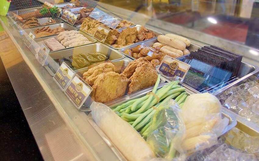 健美先生激炸滷味。先滷後炸人氣美食小吃，食尚玩家熱門推薦，必點冠軍大腸頭，一中商圈中友百貨 - 蘋果話日常