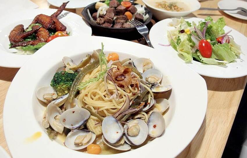 健美先生激炸滷味。先滷後炸人氣美食小吃，食尚玩家熱門推薦，必點冠軍大腸頭，一中商圈中友百貨 - 蘋果話日常