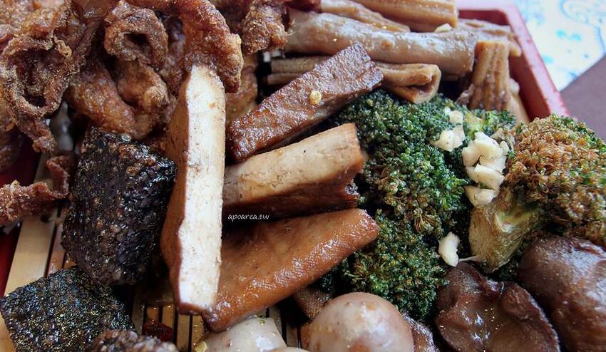 健美先生激炸滷味。先滷後炸人氣美食小吃，食尚玩家熱門推薦，必點冠軍大腸頭，一中商圈中友百貨 - 蘋果話日常