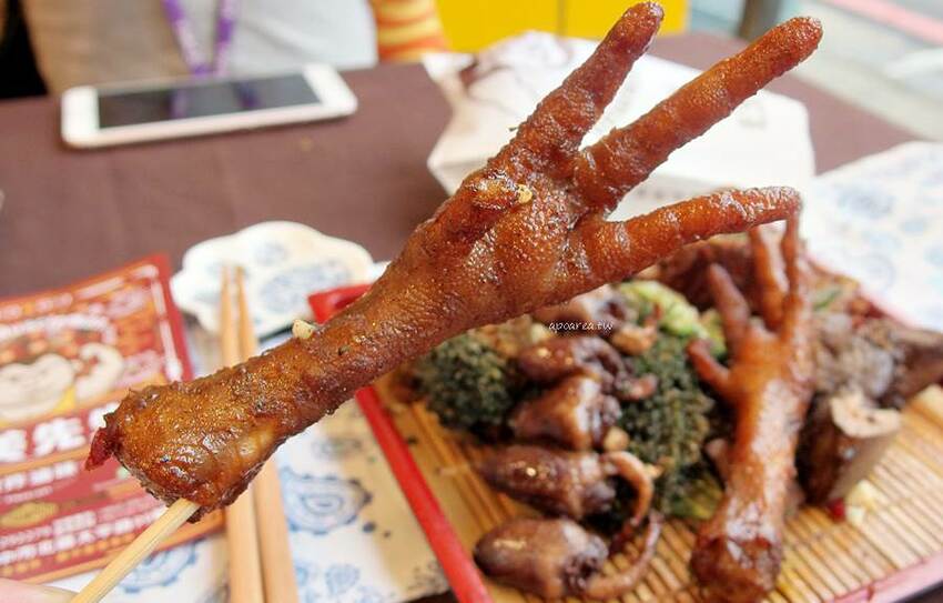 健美先生激炸滷味。先滷後炸人氣美食小吃，食尚玩家熱門推薦，必點冠軍大腸頭，一中商圈中友百貨 - 蘋果話日常