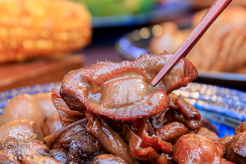 健美先生激炸滷味，先滷後炸最對味！老饕必吃冠軍大腸頭，還有南部超夯「天梯」與「口香糖」！