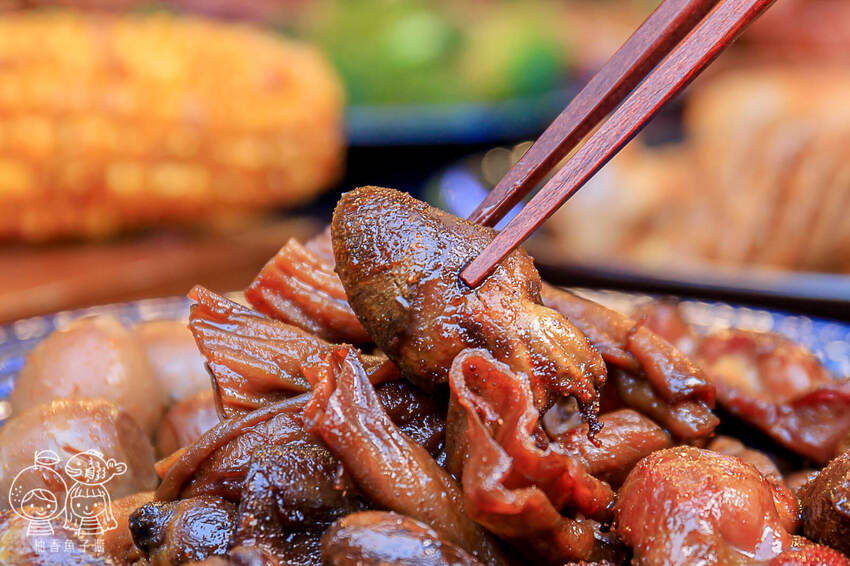 健美先生激炸滷味，先滷後炸最對味！老饕必吃冠軍大腸頭，還有南部超夯「天梯」與「口香糖」！