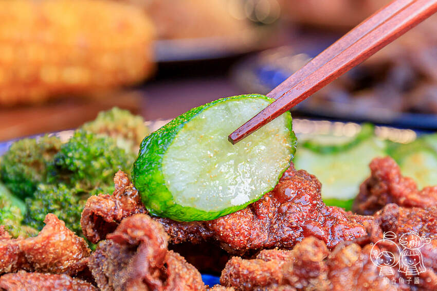 健美先生激炸滷味，先滷後炸最對味！老饕必吃冠軍大腸頭，還有南部超夯「天梯」與「口香糖」！