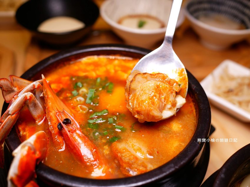 【新竹美食】東京純豆腐新竹SOGO店,新竹巨城百貨SOGO B1吃四方餐廳,日式手打烏龍麵套餐新上市!還有必吃的海之幸純豆腐鍋,鹽鹵豆腐超綿密,內文附詳細菜單價位介紹。 @熊寶小榆の旅遊日記