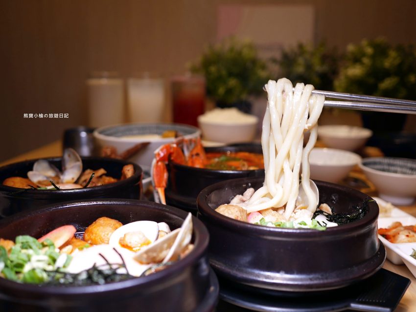 【新竹美食】東京純豆腐新竹SOGO店,新竹巨城百貨SOGO B1吃四方餐廳,日式手打烏龍麵套餐新上市!還有必吃的海之幸純豆腐鍋,鹽鹵豆腐超綿密,內文附詳細菜單價位介紹。 @熊寶小榆の旅遊日記