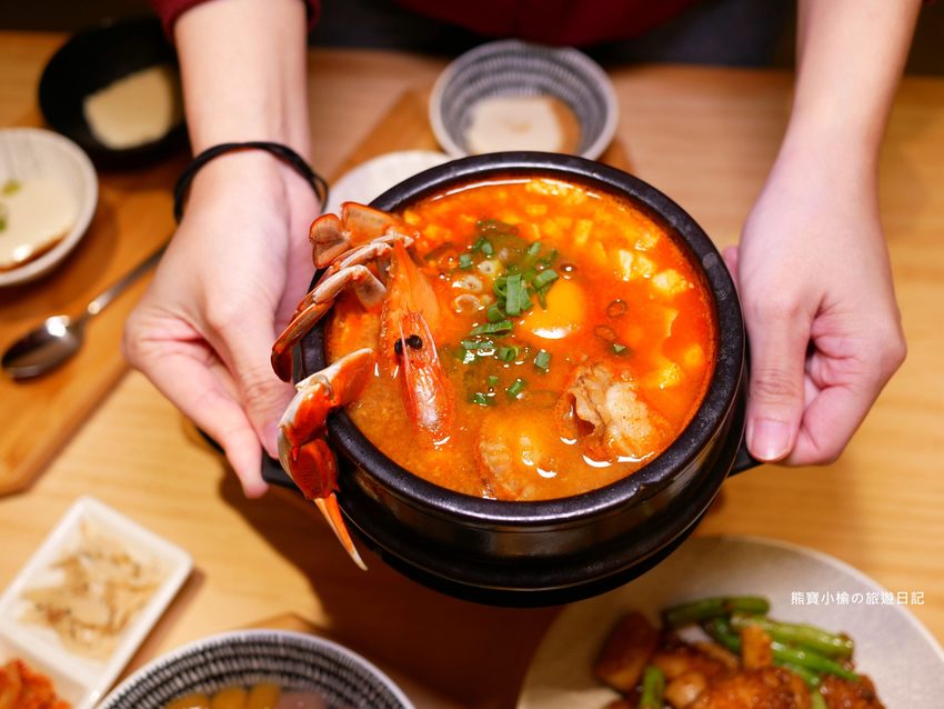 【新竹美食】東京純豆腐新竹SOGO店,新竹巨城百貨SOGO B1吃四方餐廳,日式手打烏龍麵套餐新上市!還有必吃的海之幸純豆腐鍋,鹽鹵豆腐超綿密,內文附詳細菜單價位介紹。 @熊寶小榆の旅遊日記