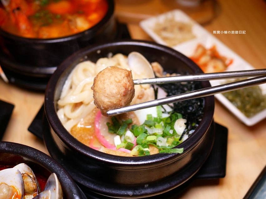 【新竹美食】東京純豆腐新竹SOGO店,新竹巨城百貨SOGO B1吃四方餐廳,日式手打烏龍麵套餐新上市!還有必吃的海之幸純豆腐鍋,鹽鹵豆腐超綿密,內文附詳細菜單價位介紹。 @熊寶小榆の旅遊日記