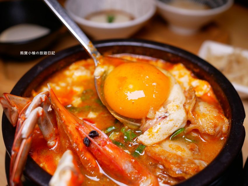 【新竹美食】東京純豆腐新竹SOGO店,新竹巨城百貨SOGO B1吃四方餐廳,日式手打烏龍麵套餐新上市!還有必吃的海之幸純豆腐鍋,鹽鹵豆腐超綿密,內文附詳細菜單價位介紹。 @熊寶小榆の旅遊日記