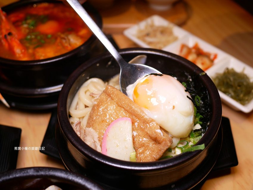 【新竹美食】東京純豆腐新竹SOGO店,新竹巨城百貨SOGO B1吃四方餐廳,日式手打烏龍麵套餐新上市!還有必吃的海之幸純豆腐鍋,鹽鹵豆腐超綿密,內文附詳細菜單價位介紹。 @熊寶小榆の旅遊日記