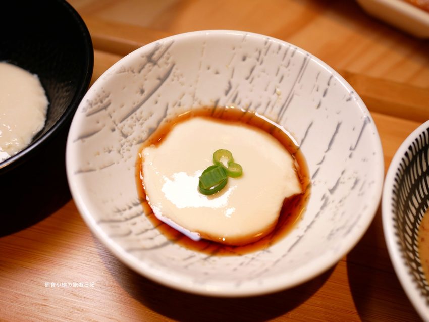 【新竹美食】東京純豆腐新竹SOGO店,新竹巨城百貨SOGO B1吃四方餐廳,日式手打烏龍麵套餐新上市!還有必吃的海之幸純豆腐鍋,鹽鹵豆腐超綿密,內文附詳細菜單價位介紹。 @熊寶小榆の旅遊日記