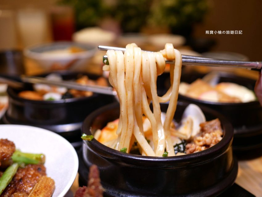 【新竹美食】東京純豆腐新竹SOGO店,新竹巨城百貨SOGO B1吃四方餐廳,日式手打烏龍麵套餐新上市!還有必吃的海之幸純豆腐鍋,鹽鹵豆腐超綿密,內文附詳細菜單價位介紹。 @熊寶小榆の旅遊日記