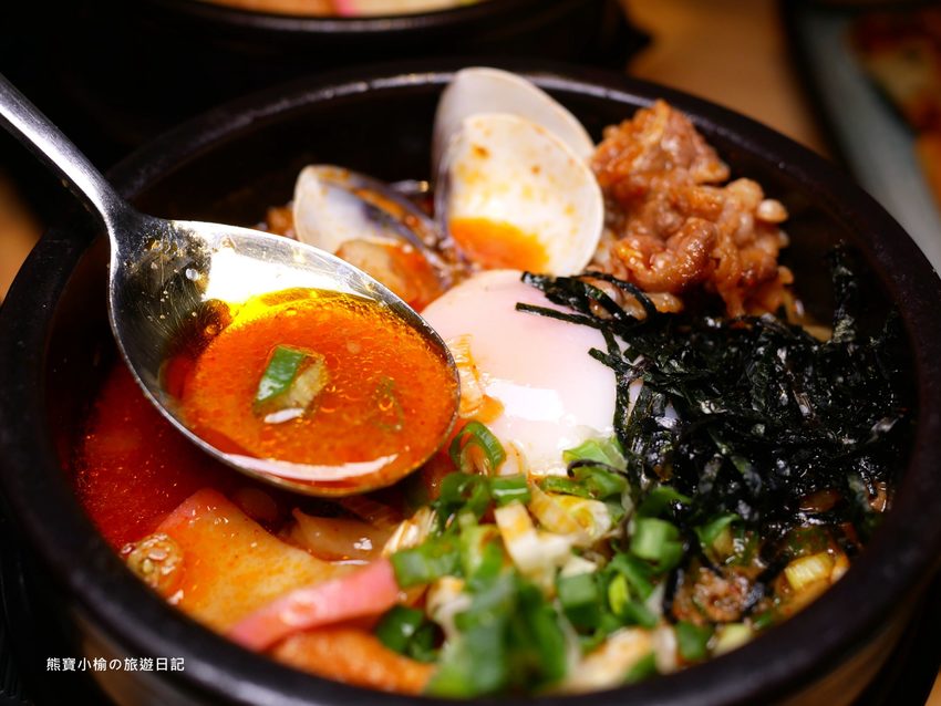 【新竹美食】東京純豆腐新竹SOGO店,新竹巨城百貨SOGO B1吃四方餐廳,日式手打烏龍麵套餐新上市!還有必吃的海之幸純豆腐鍋,鹽鹵豆腐超綿密,內文附詳細菜單價位介紹。 @熊寶小榆の旅遊日記