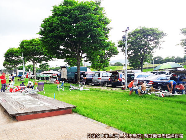 新莊機車考照練習場15-玩遙控飛機的人們.jpg