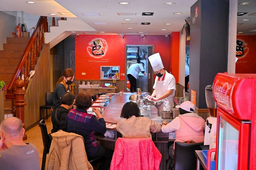 台中市東區台中30年精緻又平價台中鐵板燒老字號 獨享海陸特餐整桌超豐盛/邑鐵板燒