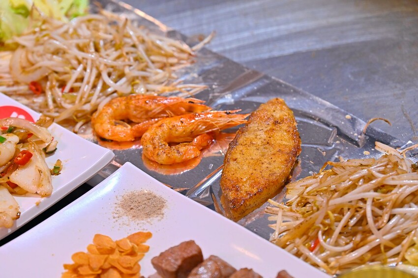 台中市東區台中30年精緻又平價台中鐵板燒老字號 獨享海陸特餐整桌超豐盛/邑鐵板燒