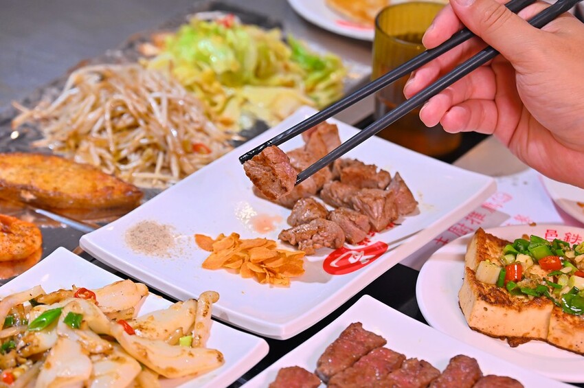 台中市東區台中30年精緻又平價台中鐵板燒老字號 獨享海陸特餐整桌超豐盛/邑鐵板燒