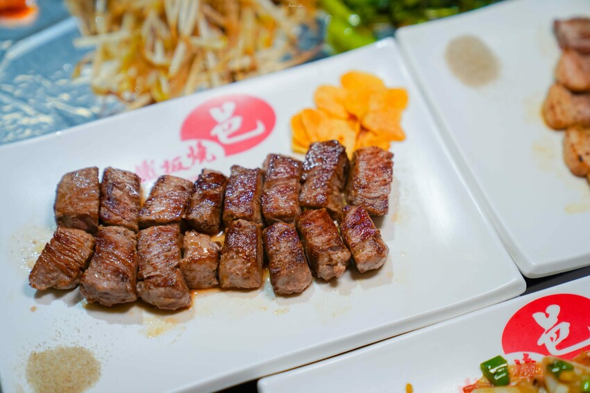 台中市東區【台中東區｜美食】邑鐵板燒。東區平價鐵板燒推薦，老字號堅持傳統料理方式，食材新鮮夠味