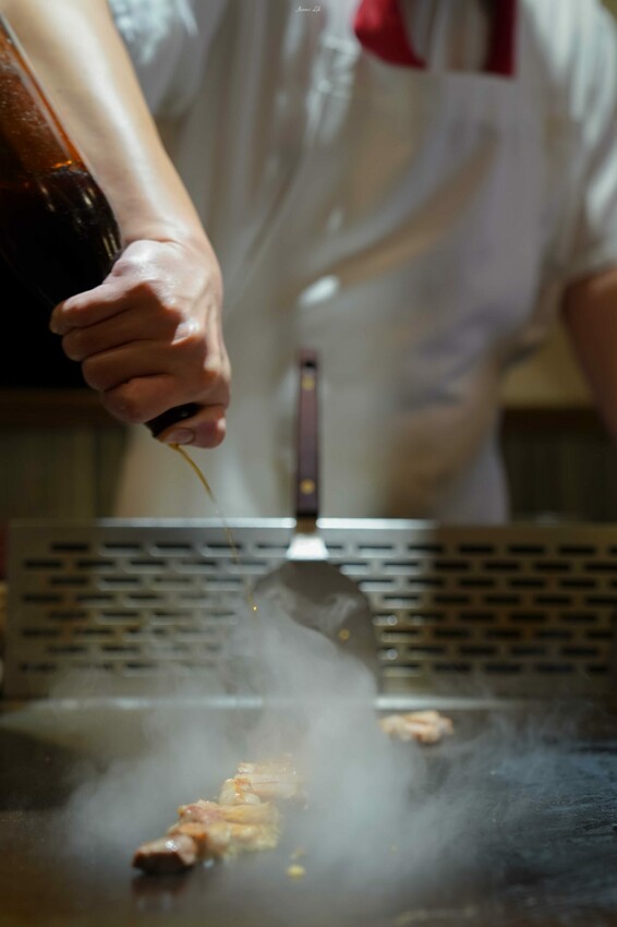 台中市東區【台中東區｜美食】邑鐵板燒。東區平價鐵板燒推薦，老字號堅持傳統料理方式，食材新鮮夠味