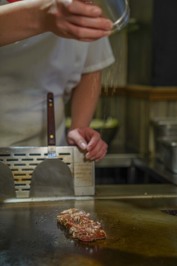 台中市東區【台中東區｜美食】邑鐵板燒。東區平價鐵板燒推薦，老字號堅持傳統料理方式，食材新鮮夠味